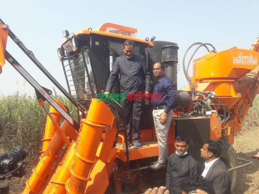 কেরুর কৃষি খামারে কম্বাইন্ড হার্ভেস্টার দিয়ে আখকর্তনের উদ্বোধনকালে অতিথিবৃন্দ