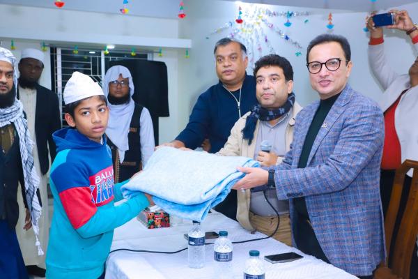 চুয়াডাঙ্গায় এতিমখানা, মাদ্রাসা ও তারাদেবী ফাউন্ডেশনের কার্যালয়ে শীতবস্ত্রসহ কম্বল বিতরণকালে বাবু দিলীপ কুমার আগরওয়ালা