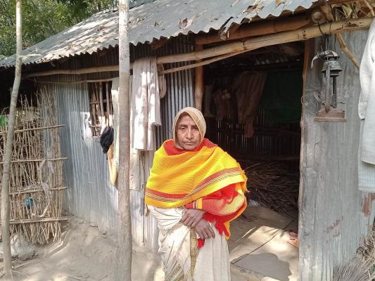 বৃদ্ধা রমেলার কপালে জোটেনি কোনো ভাতার কার্ড!