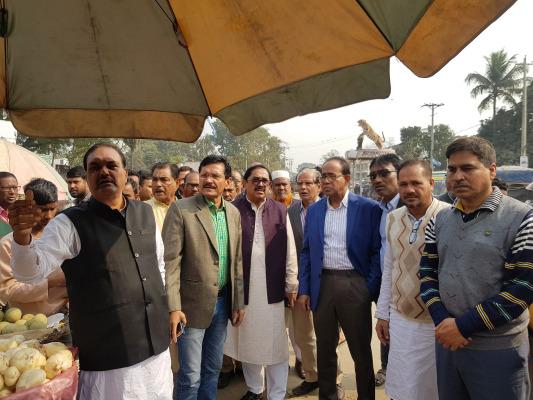 জীবননগর বাজার রাস্তা প্রশস্ত করণে এমপি টগরের পরিদর্শন