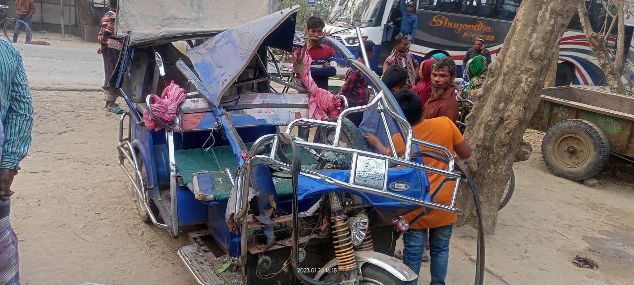 চুয়াডাঙ্গায় পৃথক সড়ক দুর্ঘটনায় নারী ও শিশুসহ আহত ৮