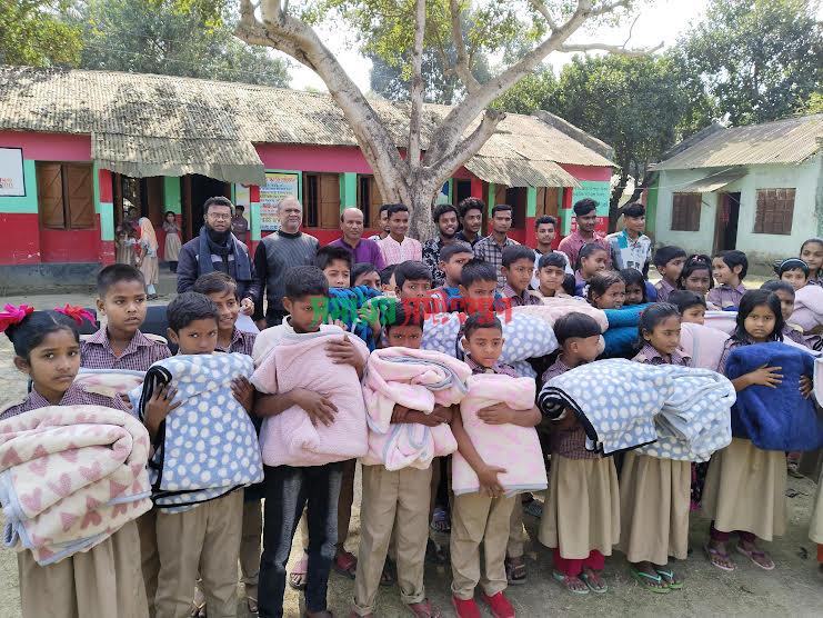 দর্শনায় শিক্ষার্থীদের মাঝে কম্বল বিতরণ