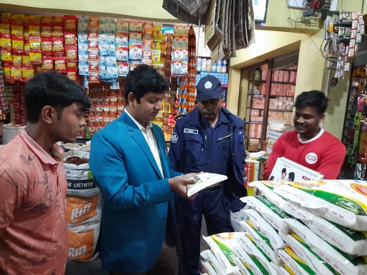 দামুড়হুদায় ভোক্তার অভিযানে তিন প্রতিষ্ঠানকে জরিমানা