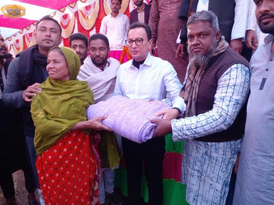 আলমডাঙ্গায় শীতার্তদের মাঝে কম্বল বিতরণকালে দিলীপ কুমার আগরওয়ালা