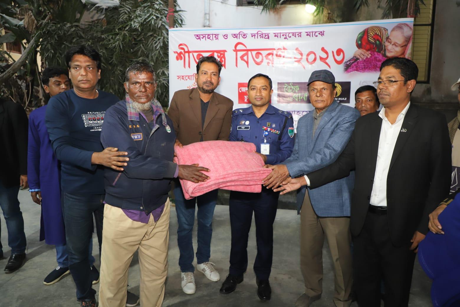 চুয়াডাঙ্গায় তারাদেবী ফাউন্ডেশনের উদ্যোগে কম্বল বিতরণকালে এসপি আব্দুল্লাহ আল মামুন