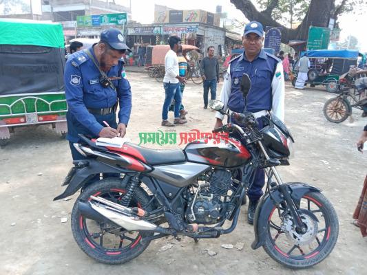 মুজিবনগরে ট্রাফিক পুলিশের অভিযানে ২৪টি মোটরসাইকেল আটক