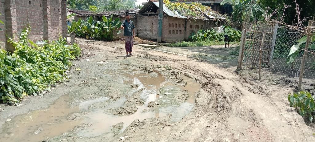 আন্দুলবাড়ীয়ায় কাঁচা রাস্তায় ভোগান্তি!