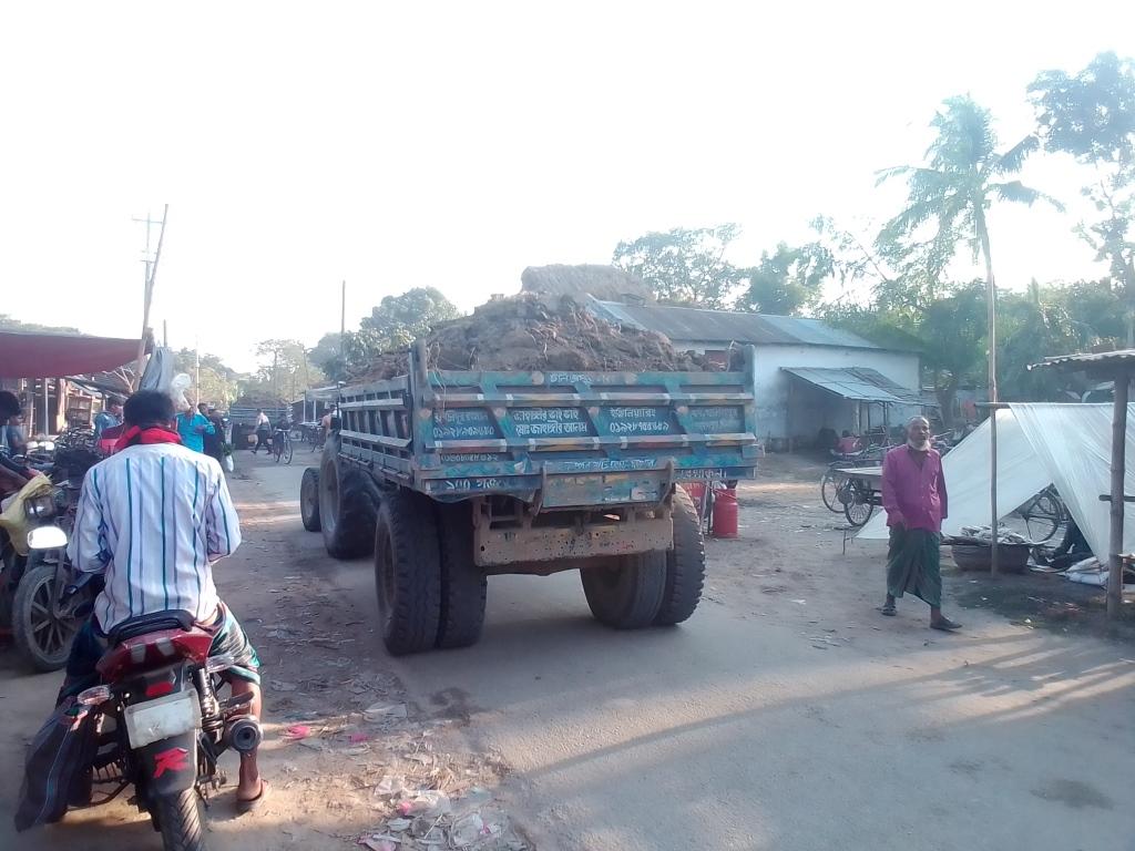 জীবননগর রায়পুরে রাস্তায় মাটিভর্তি ট্রাক্টরের দাপট