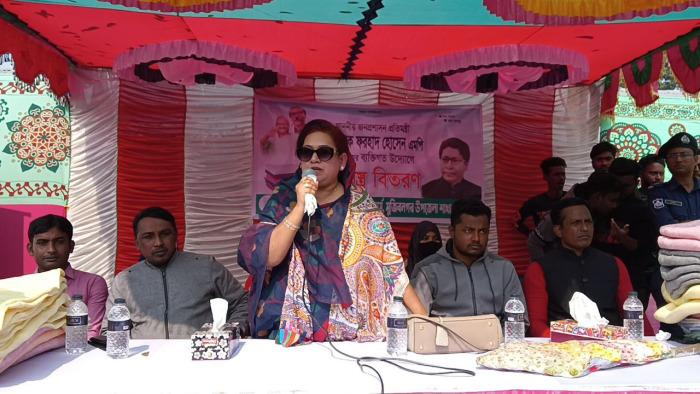 মুজিবনগরে শীতার্তদের মধ্যে কম্বল বিতরণ