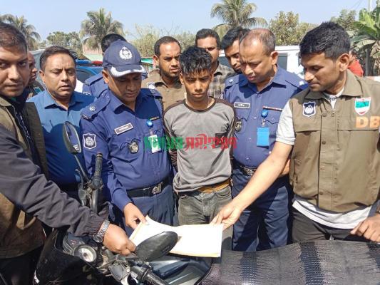 দর্শনায় চারটি স্বর্ণের বারসহ যুবক আটক
