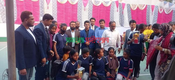 চুয়াডাঙ্গায় প্রতিবন্ধী স্কুলে পোশাক বিতরণ