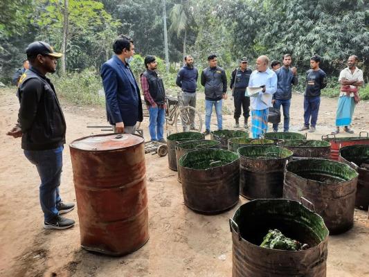 ঝিনাইদহ শহরের আবাসিক এলাকায় কাঠ পুড়িয়ে কেমিক্যাল তৈরি
