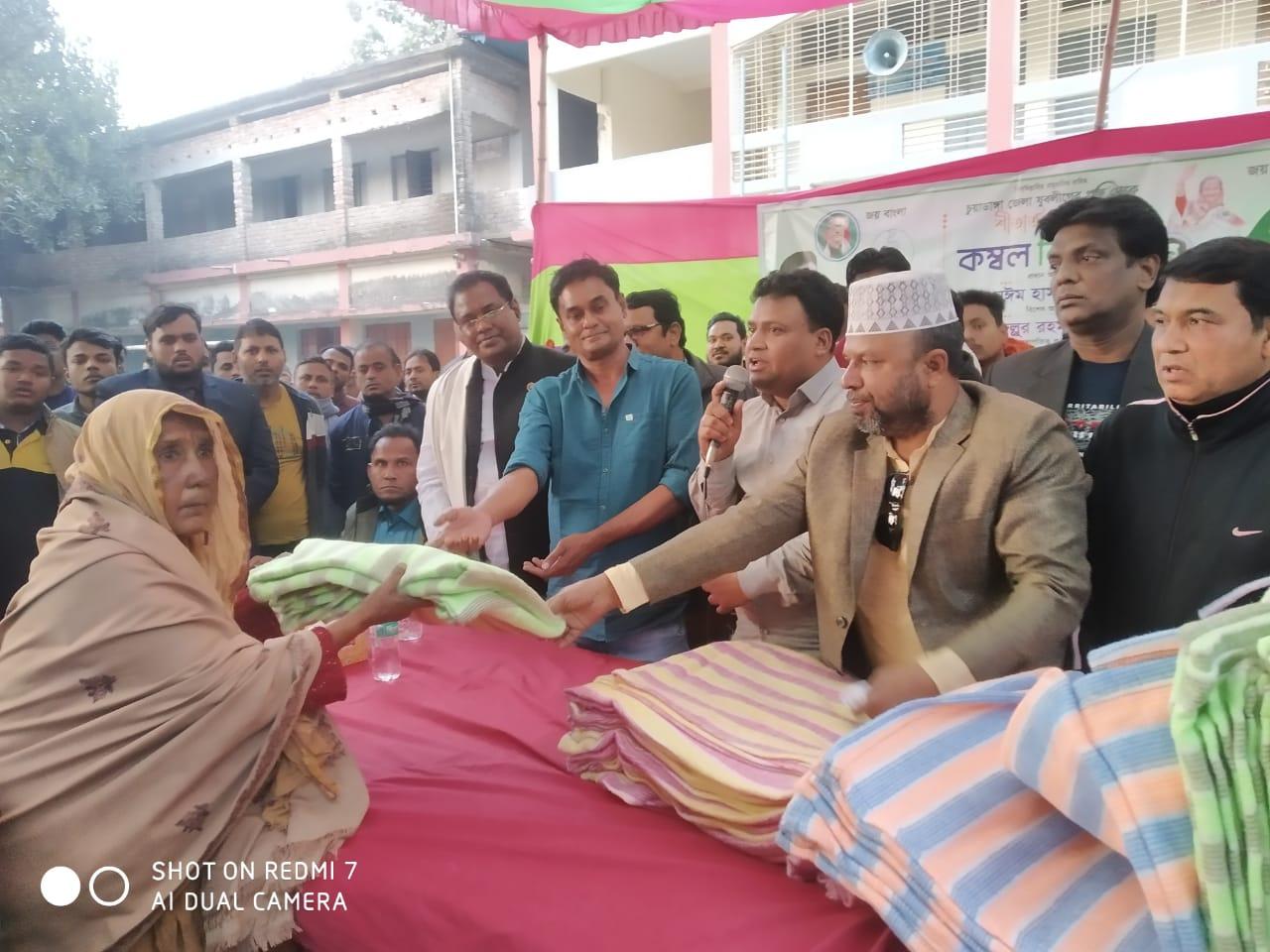 চুয়াডাঙ্গায় বইছে মাঝারি ধরনের শৈত্যপ্রবাহ, খড়কুটো জ্বালিয়ে শীত নিবারণের চেষ্টা