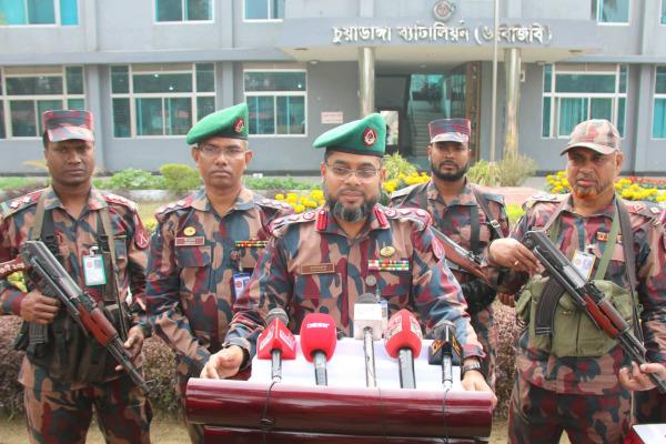 ৪টি এয়ারগানসহ ৫০ লাখ টাকা ও স্বর্ণের বার উদ্ধার