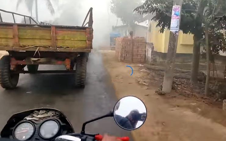 দর্শনার গ্রামীন সড়কে কেরুর আখবাহী ট্রাক্টর আতঙ্ক