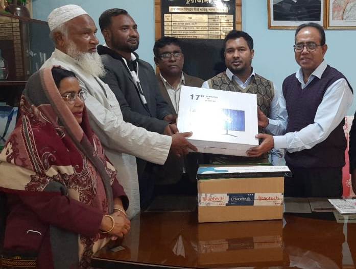 মাদরাসায় কম্পিউটার প্রদান করলেন জেলা পরিষদ চেয়ারম্যান মনজু