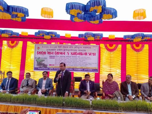 রাইস ট্রান্সপ্লান্টারে ধান রোপন উদ্বোধকালে ডিসি আমিনুল ইসলাম খান