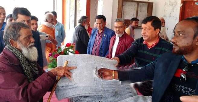 আলমডাঙ্গায় শীতার্তদের মাঝে শীতবস্ত্র বিতরণকালে টোটন জোয়ার্দ্দার