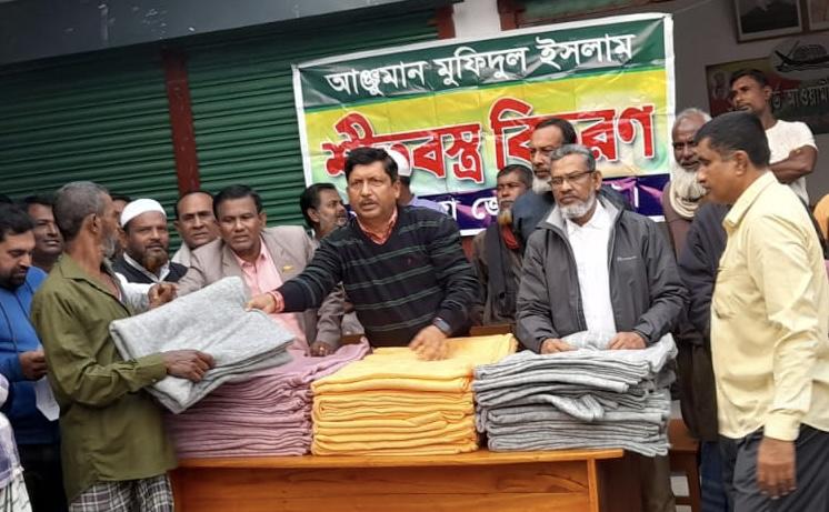 চুয়াডাঙ্গার বিভিন্ন স্থানে শীতবস্ত্র বিতরণ অব্যাহত