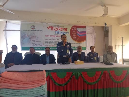 চুয়াডাঙ্গায় চেম্বার অব কমার্সের উদ্যোগে কম্বল বিতরণকালে এসপি আব্দুল্লাহ আল-মামুন