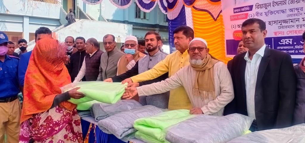 চুয়াডাঙ্গার বিভিন্ন স্থানে শীতবস্ত্র বিতরণ অনুষ্ঠিত : ডিঙ্গেদহে কম্বল বিতরণকালে সাবেক মেয়র টোটন জোয়ার্দ্দার