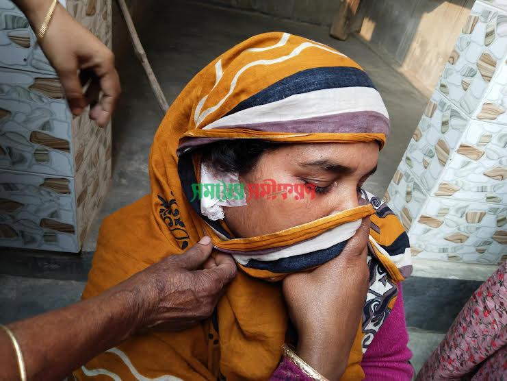 দামুড়হুদার লোকনাথপুর-পরাণপুর সড়কে বাঁশ ফেলে ছিনতাই