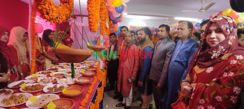 বাহারি পিঠা নিয়ে চুয়াডাঙ্গা সরকারি কলেজে উৎসব