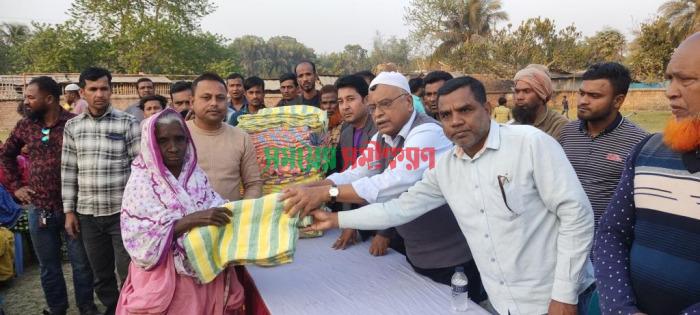 চুয়াডাঙ্গা-আলমডাঙ্গার তিন ইউনিয়নে শীতবস্ত্র বিতরণকালে আসাদুল হক বিশ্বাস