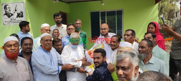 চুয়াডাঙ্গায় অসচ্ছল বীর মুক্তিযোদ্ধার ‘বীর নিবাস’ হস্তান্তর