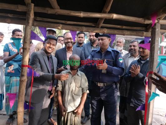 ‘চুয়াডাঙ্গা পরিবারের’ সহযোগিতায় বেগমপুরে প্রতিবন্ধী শফিকুলের দোকান উদ্বোধনকালে অতিথিবৃন্দ
