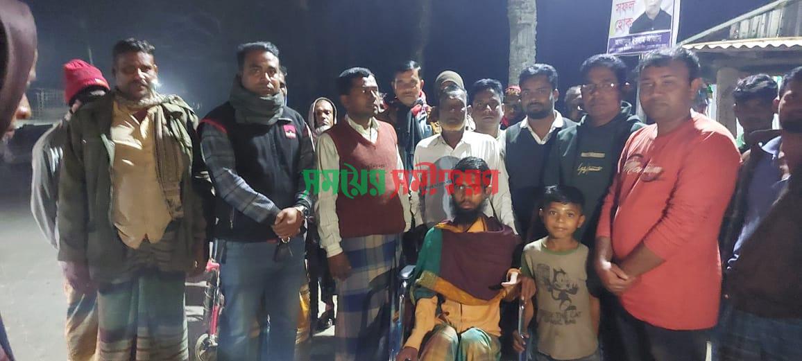 ফেসবুকে পোস্ট দিয়ে হুইল চেয়ার পেলেন প্রতিবন্ধী আনারুল
