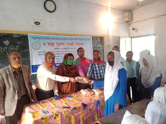 জীবননগরে ছাত্রীদের মাঝে স্বাস্থ্য সুরক্ষা সামগ্রী বিতরণ