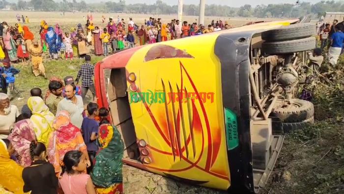 গাংনীর তেরাইলে পিকনিকের বাস নিয়ন্ত্রণ হারিয়ে খাদে