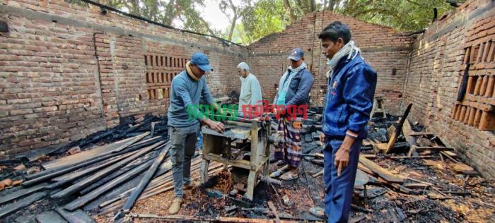 ঝিনাইদহের হলিধানী বাজারে ফার্নিচার কারখানায় আগুন