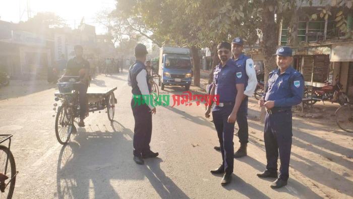 কার্পাসডাঙ্গায় ট্রাফিক পুলিশের অভিযানে ১৪টি মোটরসাইকেল আটক