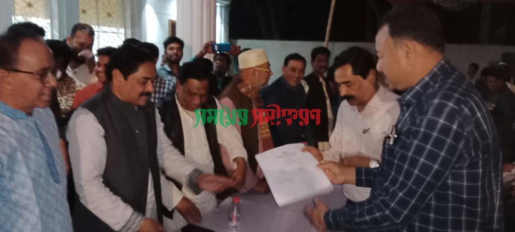 জীবননগরে ৬ ইউপি ও দর্শনা পৌর উপ-নির্বাচনে প্রার্থীদের মাঝে নৌকা প্রতীক বিতরণকালে এমপি টগর