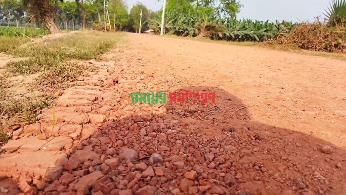 গাংনীতে রাস্তার কাজে নিম্নমানের সামগ্রী ব্যবহার