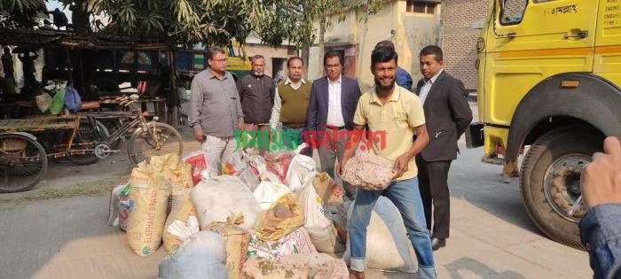চুয়াডাঙ্গা খাদ্যগুদামে গমভর্তি ট্রাকে মিলল ২৮ বস্তা বালিসহ পাথর
