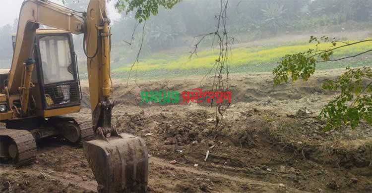 অবৈধভাবে ভৈরব নদের পাড় কেটে মাটি ও বালি বিক্রি হচ্ছে ইটভাটায়