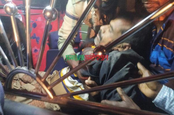 জীবননগর উথলীতে সড়ক দুর্ঘটনায় তিনজন আহত