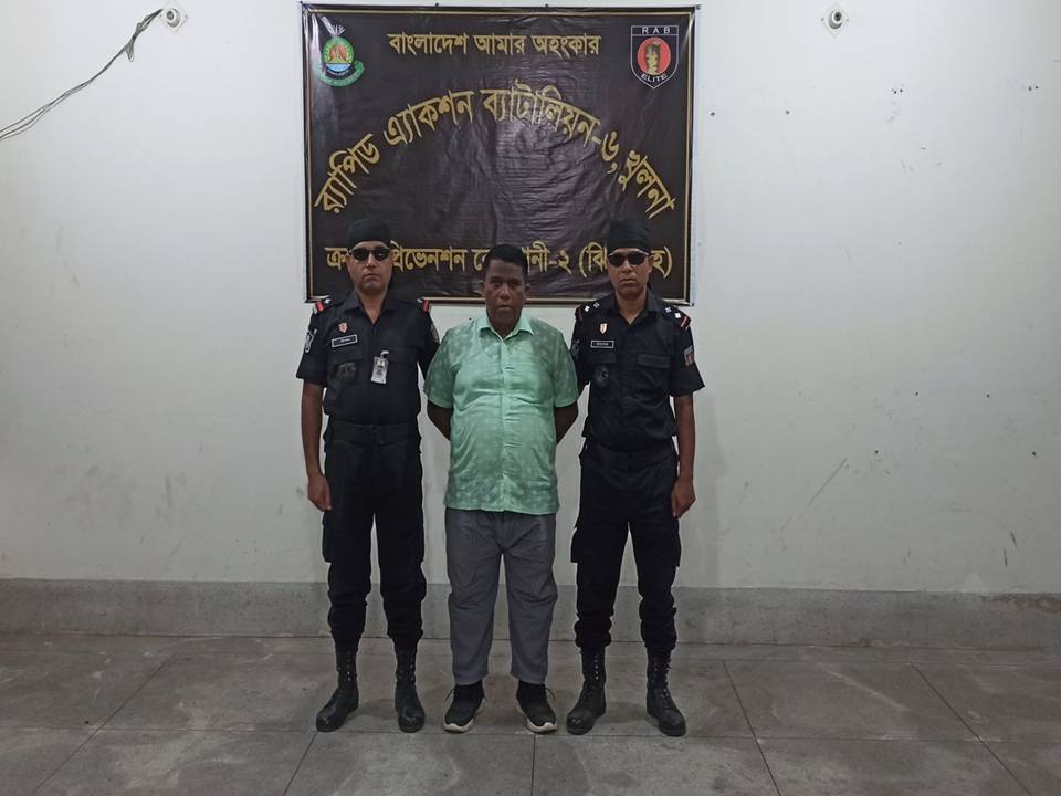 দর্শনায় চেক জালিয়াতি মামলার পলাতক আসামি গ্রেপ্তার