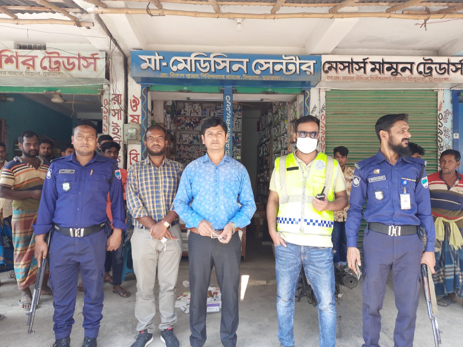 চুয়াডাঙ্গায় মেয়াদোত্তীর্ণ ওষুধ ও সার-কীটনাশক বিক্রি