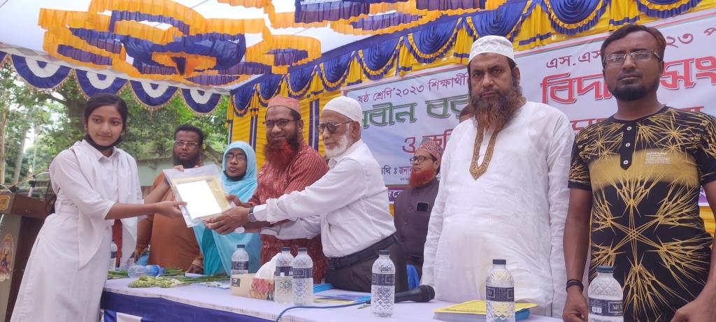 ঝিনুক মাধ্যমিক বালিকা বিদ্যালয়ে বিদায় সংবর্ধনা ও নবীন বরণ অনুষ্ঠানে জিপু চৌধুরী