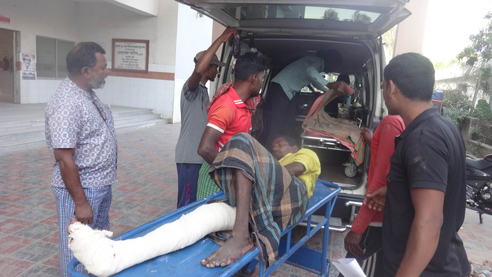 চুয়াডাঙ্গায় কালভার্ট সংস্কারের সময় শ্রমিক জখম