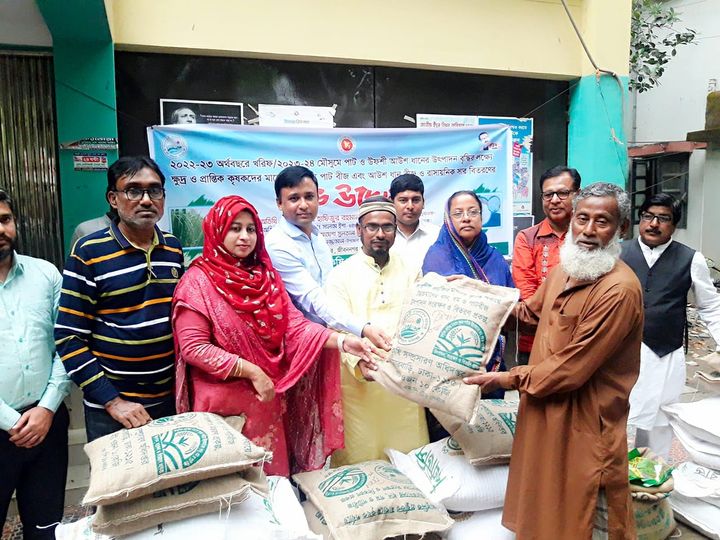 জীবননগরে প্রান্তিক কৃষকদের মধ্যে বীজ ও সার বিতরণ