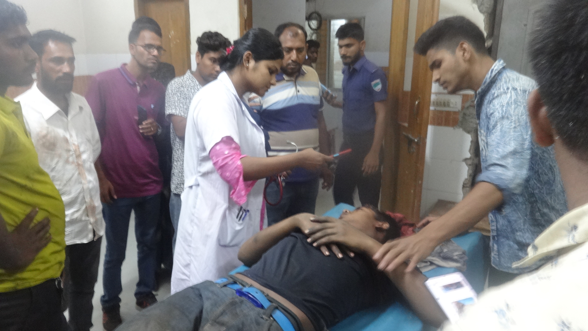 চুয়াডাঙ্গার সরোজগঞ্জে ট্রাকের টায়ার ফেটে আহত কিশোর