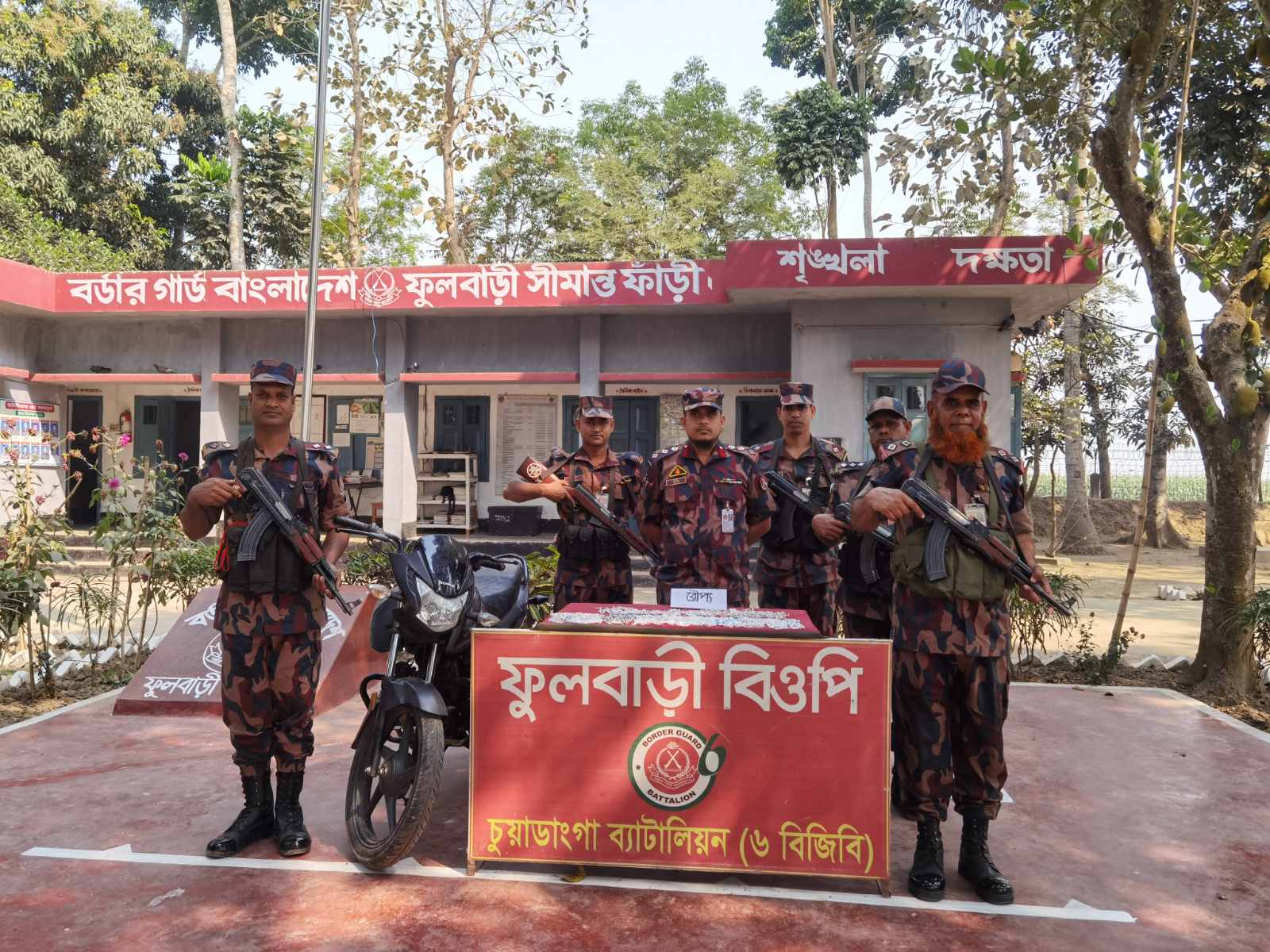 দামুড়হুদায় মোটরসাইকেলে মিলল ৩৮৮ ভরি রুপার গহনা
