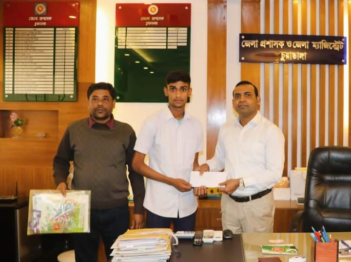 স্বর্ণ পদকপ্রাপ্ত আরাফাতকে আর্থিক অনুদান দিলেন জেলা প্রশাসক