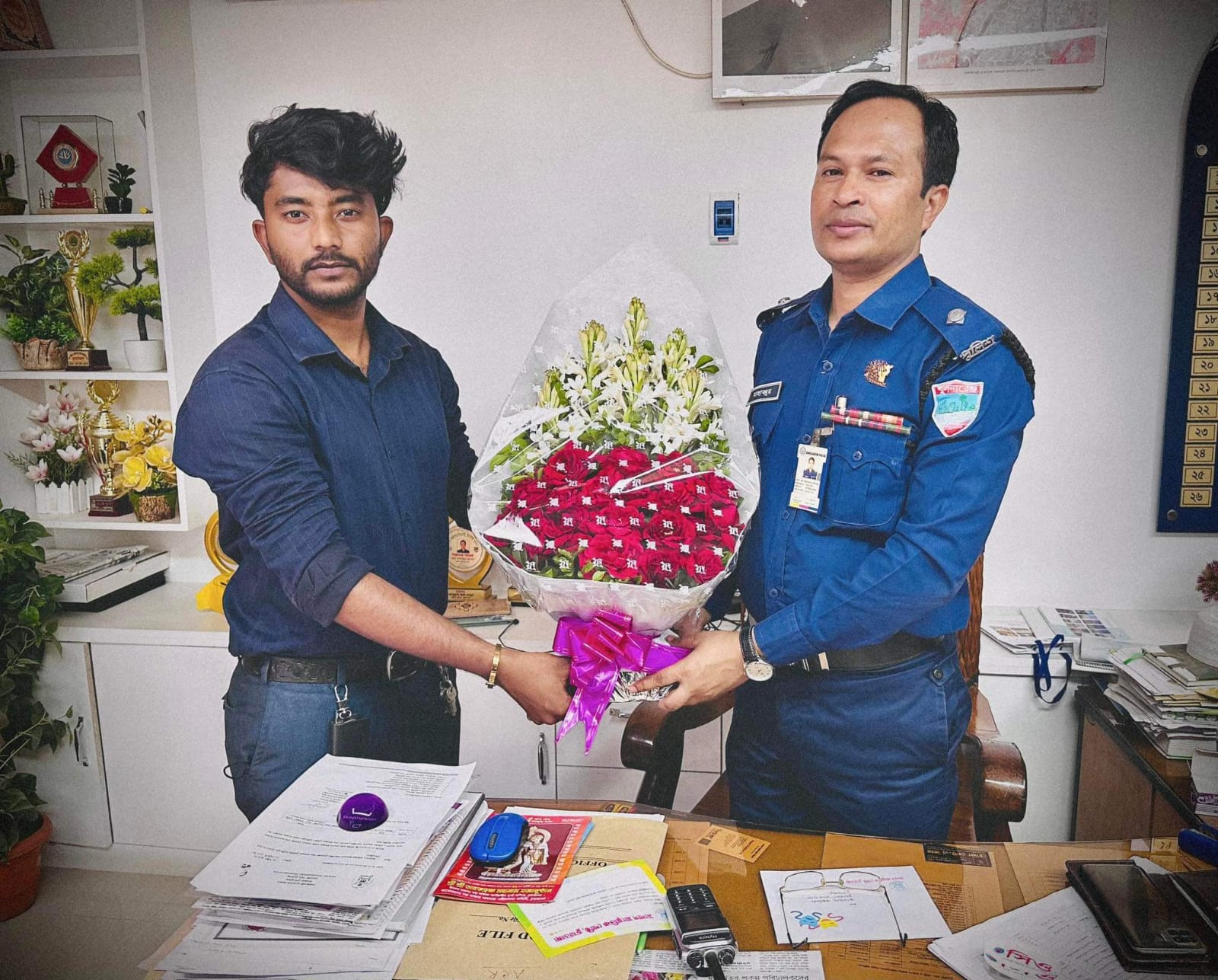 চুয়াডাঙ্গা সদর থানার ওসি মাহাব্বুর রহমানকে ক্রেস্ট প্রদান