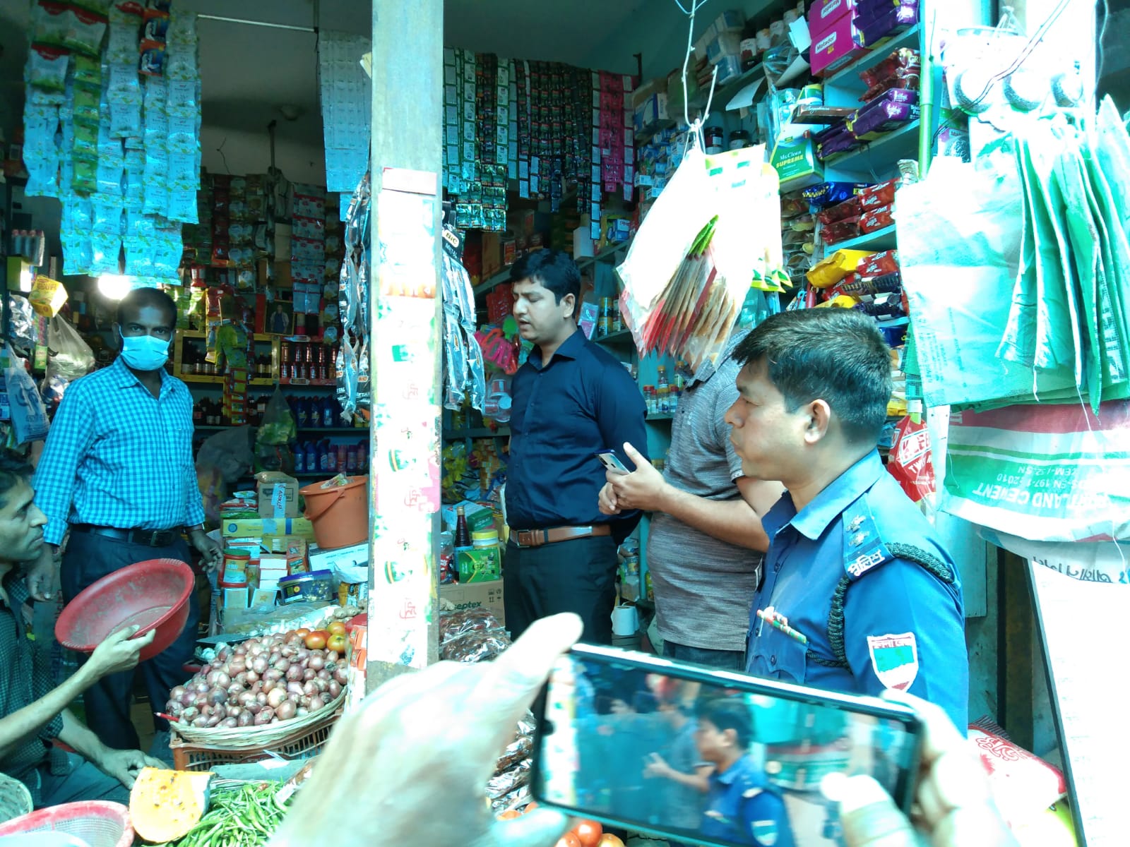 দর্শনায় বাজার তদারকিকালে দুই প্রতিষ্ঠানে জরিমানা
